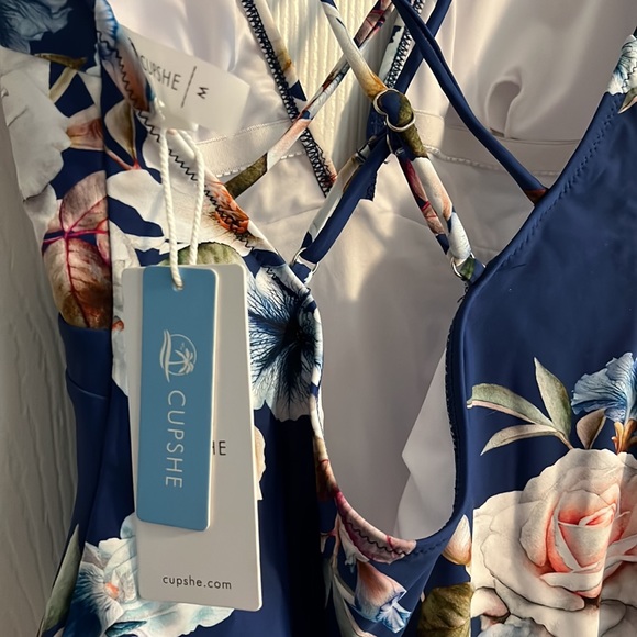 Cupshe One Piece Bathing Suit - Navy Blue with Floral Pattern - Size M - NWT😍 - Picture 3 of 4